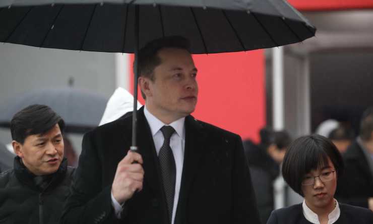 Elon Musk con un ombrello in mano durante un evento di presentazione di Tesla