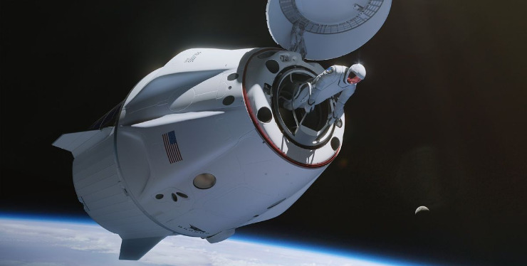 Astronauta che esce dalla capsula spaziale Dragon di SpaceX