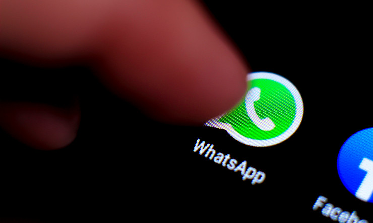 Dito preme l'app di WhatsApp su uno smartphone