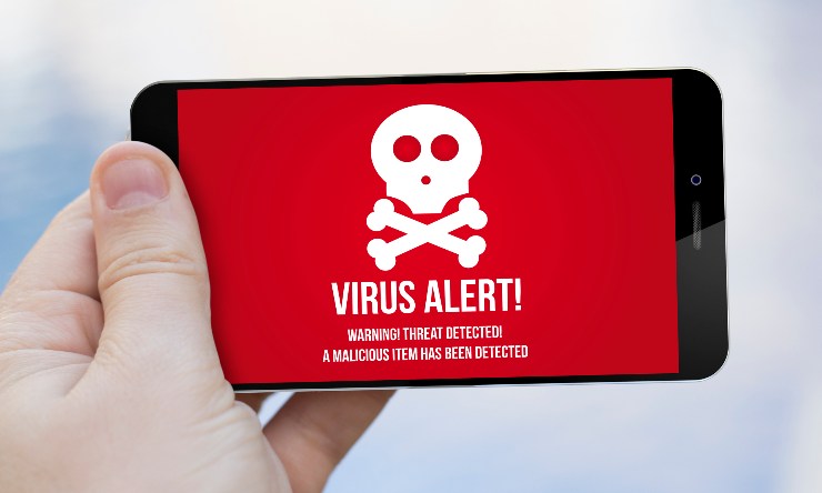 Mano di persona con smarphone con virus