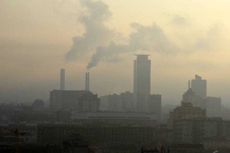 Città inquinata ricoperta dallo smog