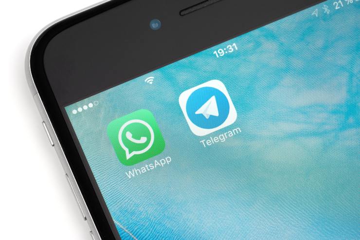 Smartphone con WhatsApp e Telegram installati