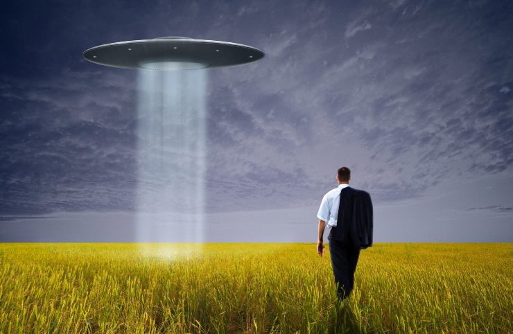 Uomo d'affari si dirige verso un UFO