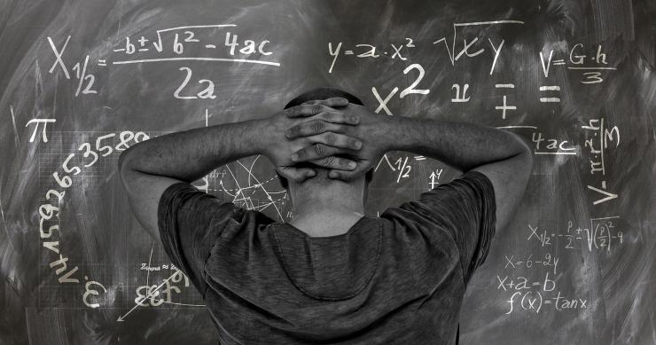 Una persona di spalle e delle formule matematiche (Pixabay)