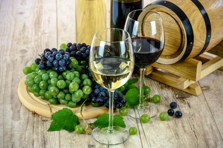 Una e vino sulla tavola (Pixabay)