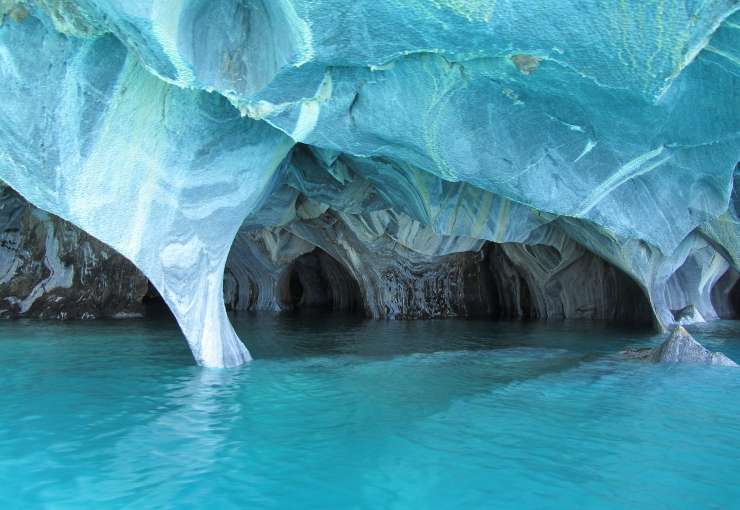 Acqua in grotta di ghiaccio