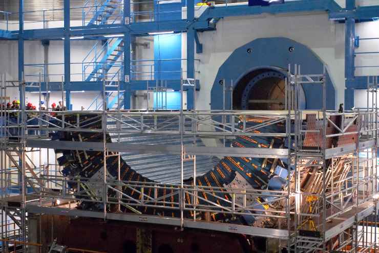 Assemblaggio del Large Hadron Collider al CERN (Depositphotos)