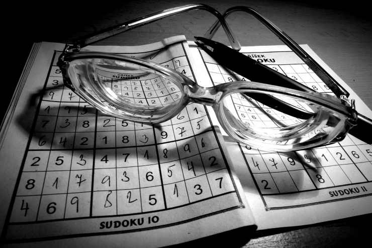 Un sudoku e degli occhiali (Pixabay)