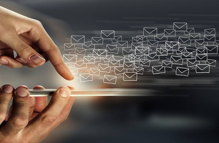 Un'infinità di e-mail in arrivo (Pixabay)