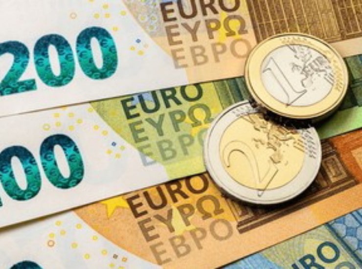 Banconote e monete euro di vario taglio