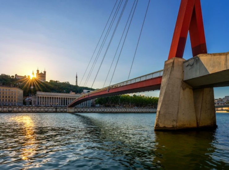 Scorcio di una città francese al tramonto