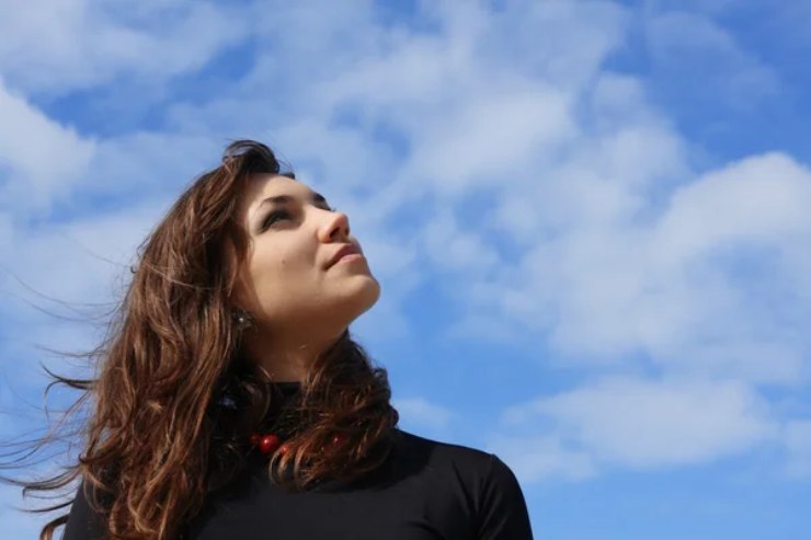 Una ragazza mentre guarda il cielo (Depositphotos)