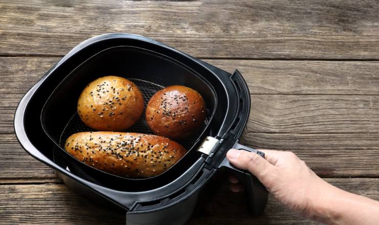 air fryer with delicious bread