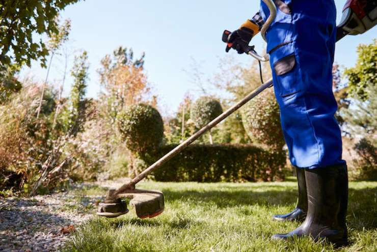 Manutenzione di un giardino (Freepik)