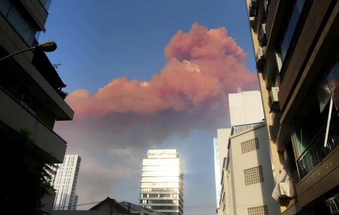 La nube di fumo rossastra derivante dalle esplosioni