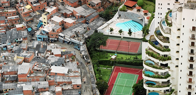 Il muro che in Brasile divide favelas e appartamenti per persone più che benestanti 