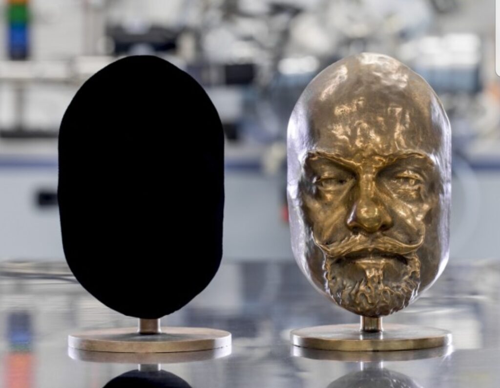 Dal MIT la nuova frontiera mondiale dell'ultrablack: la tecnica CNT che oscura Vantablack