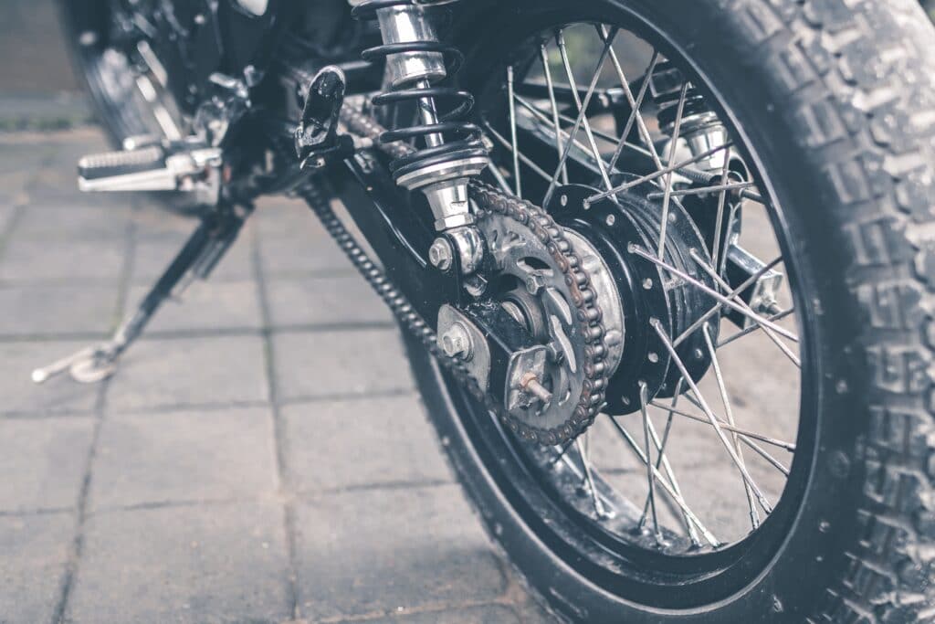 foto in bianco e nero della ruota posteriore di una motocicletta