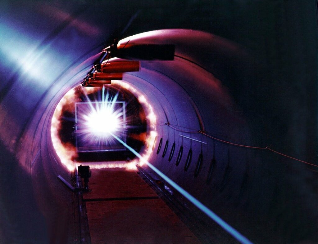 raggio laser in un tunnel ricorda il sistema LIGO zero Kelvin