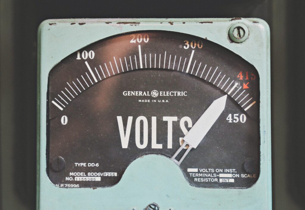 Voltmetro per la misura del voltaggio della corrente elettrica