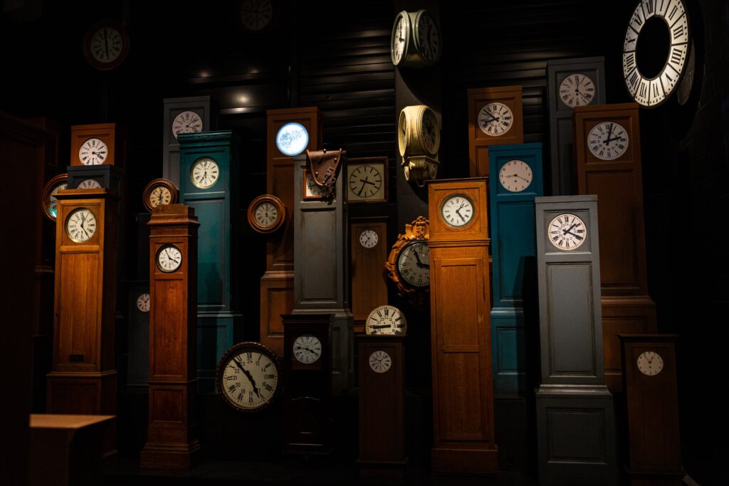 foto buia di orologi in legno