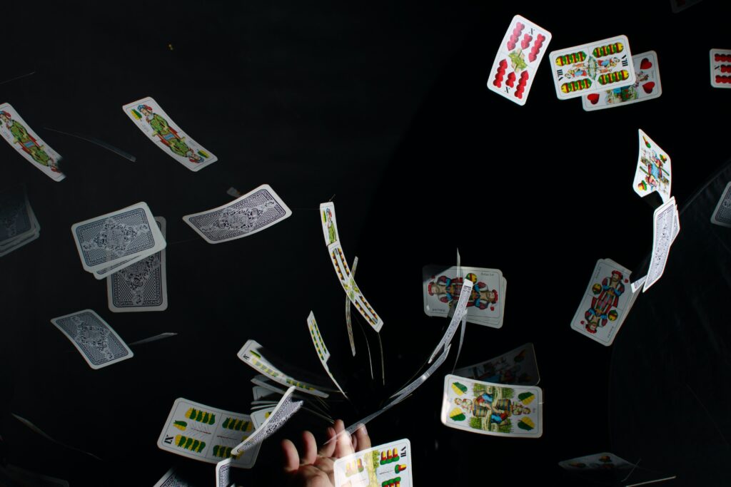 mazzo di carte da gioco lanciate in aria su sfondo nero tempo