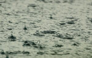 Gocce di pioggia in caduta