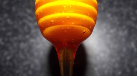 Perché l’acqua scorre più facilmente del miele? La viscosità dei fluidi spiegata