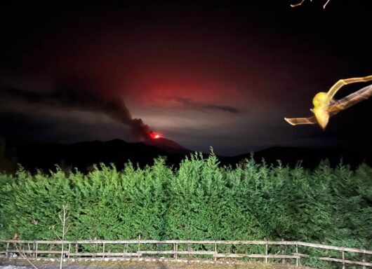 La spettacolare eruzione dell’Etna illumina i cieli in Sicilia