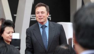 Elon Musk durante un evento di presentazione di Tesla