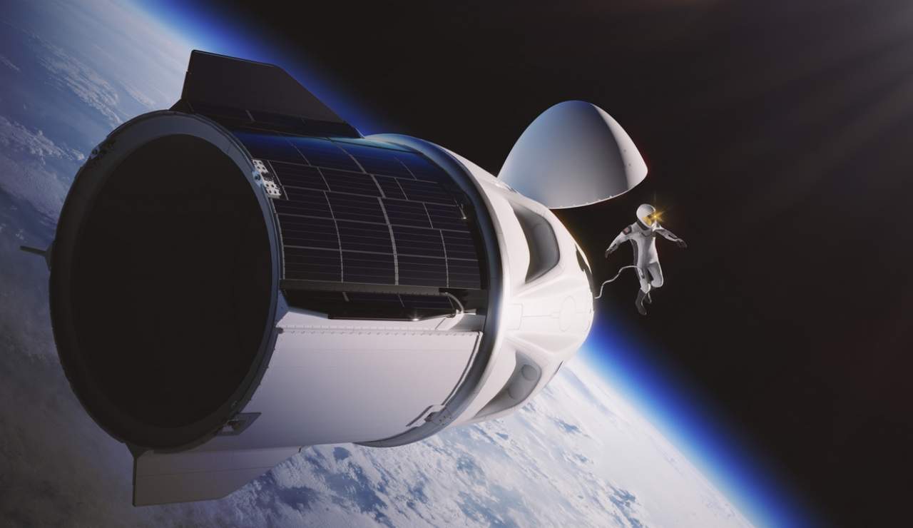 Astronauta che esce dalla capsula spaziale Dragon di SpaceX