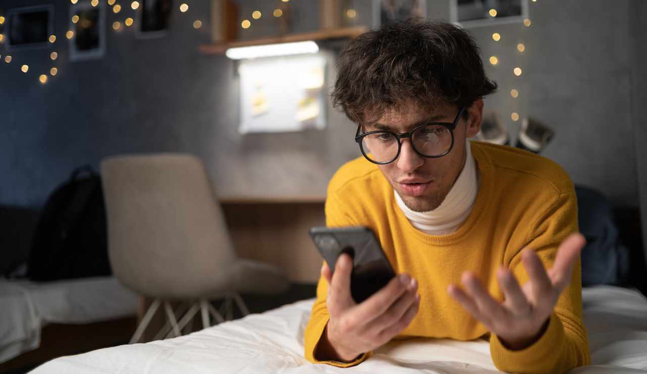 Ragazzo preoccupato con lo smarpgone in mano