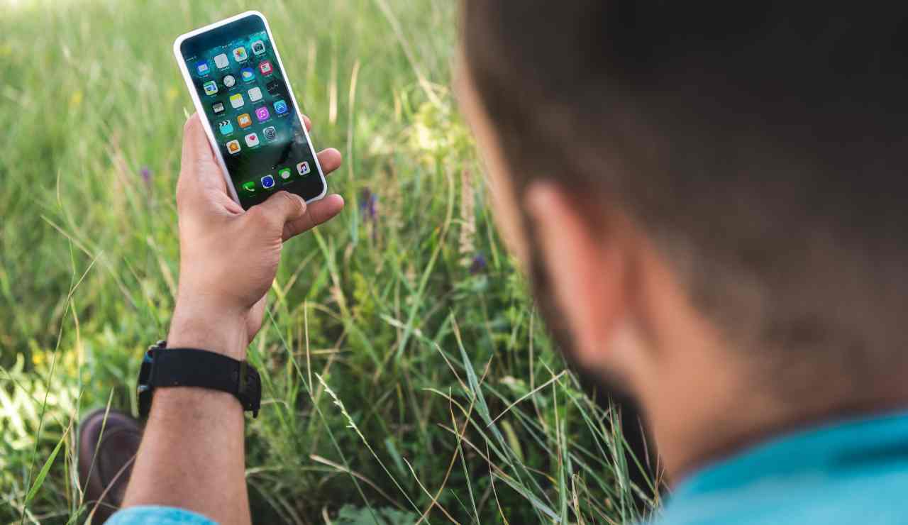 Ragazzo con iPhone in mano