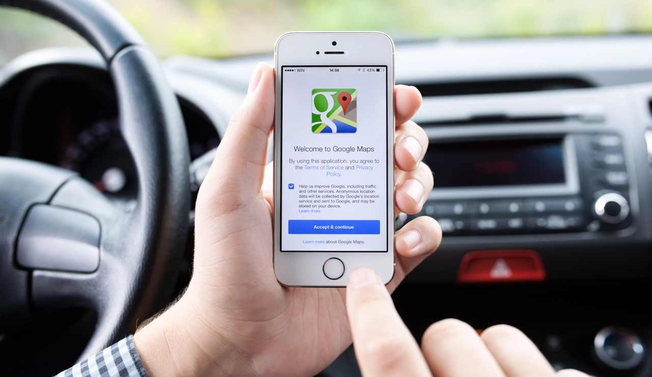 Smartphone con Google Maps in auto