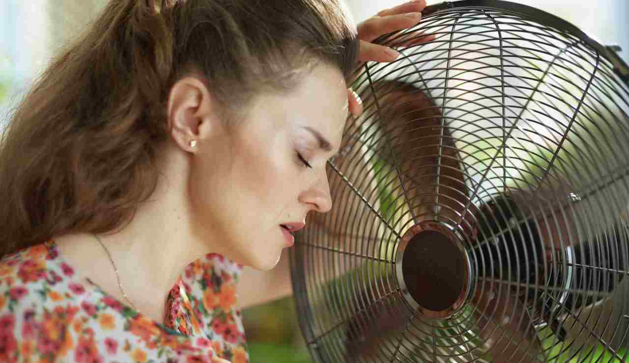 Donna davanti al ventilatore