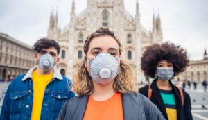 Tre ragazzi con la mascherina in Piazza del Duomo a Milano