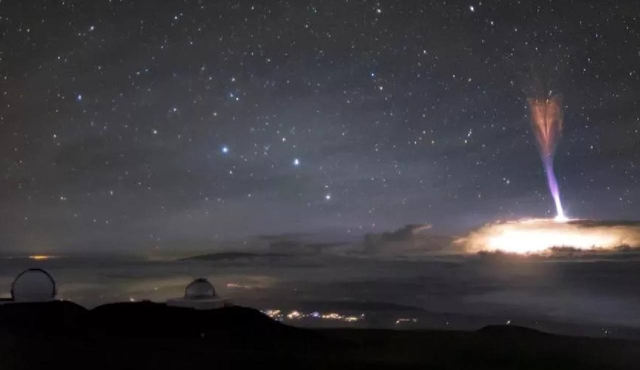 L'incredibile fenomeno alle Hawaii con lampi rossi e blu che salgono verso l'alto