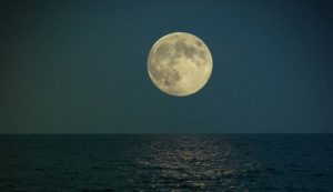 Una super-luna sopra il mare