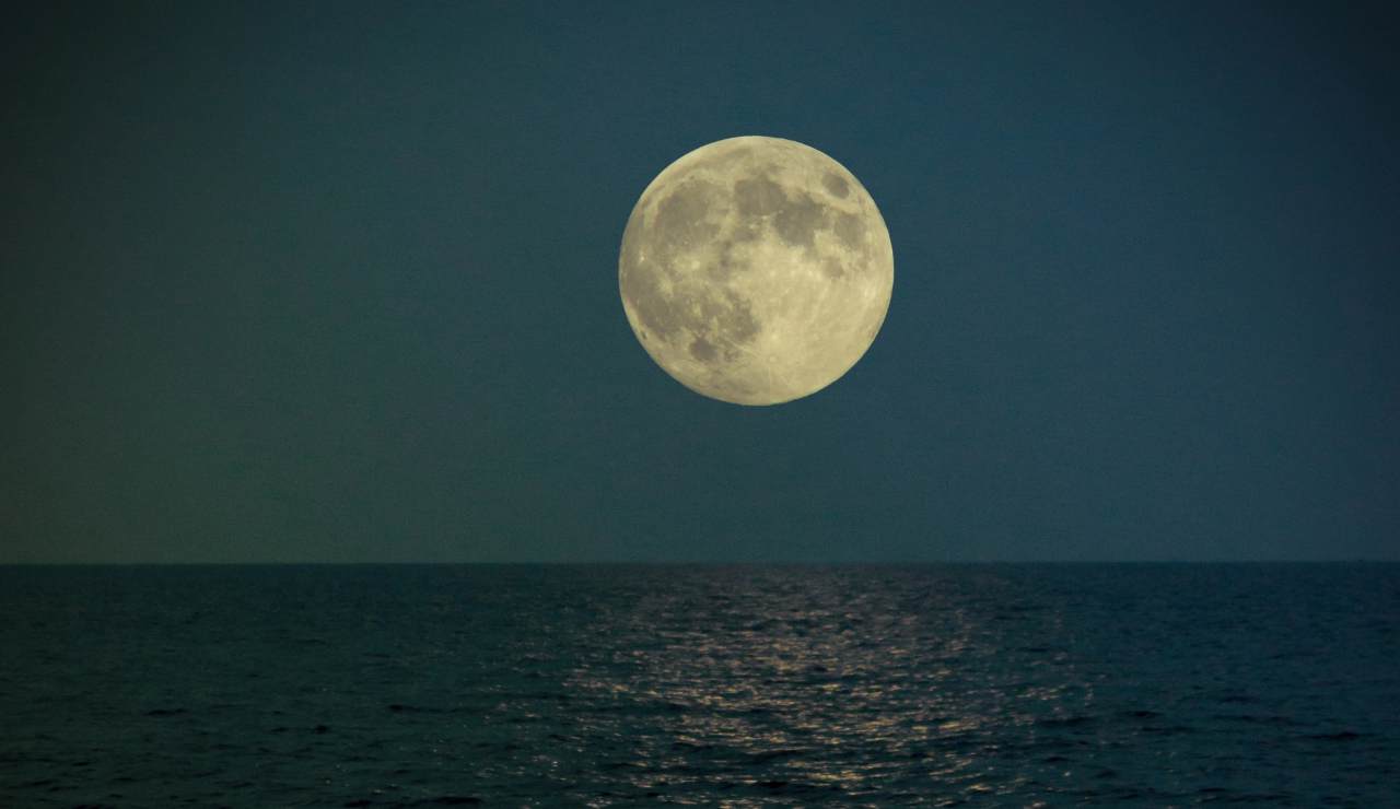 Una super-luna sopra il mare