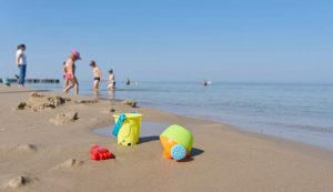 Persone e bambini in spiaggia