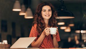 Ragazza beve il caffè