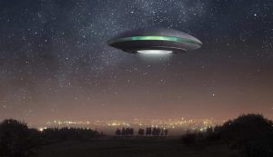 Rappresentazione di un UFO sopra una città