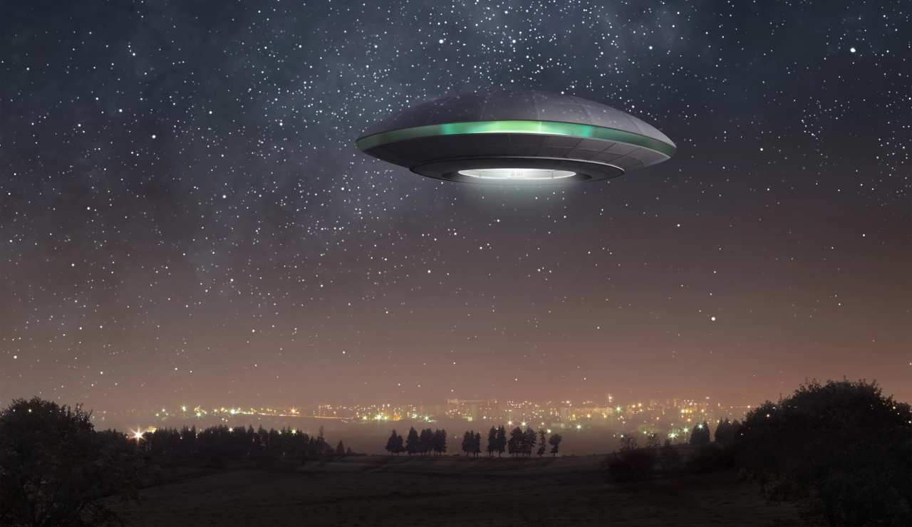 Rappresentazione di un UFO sopra una città