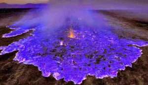 Un vulcano che produce lava blu