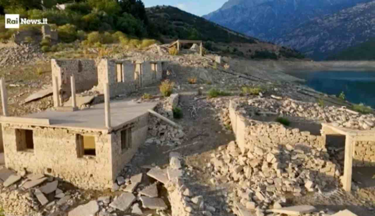 Un villaggio sommerso riaffiora in Grecia