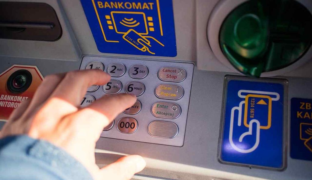 Bancomat Occhio Alle Truffe Se Ti Fregano Cos Puoi Anche Dire Addio Al Rimborso Della Banca