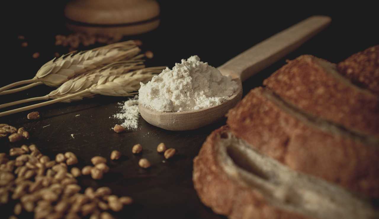 Farina, pane e spighe di grano (Pixabay)