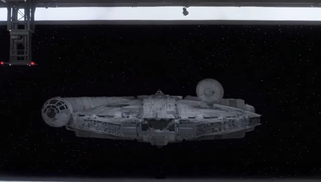 Il Millennium Falcon viene attratto dalla Morte Nera (Comics and stuff - youtube screenshot)