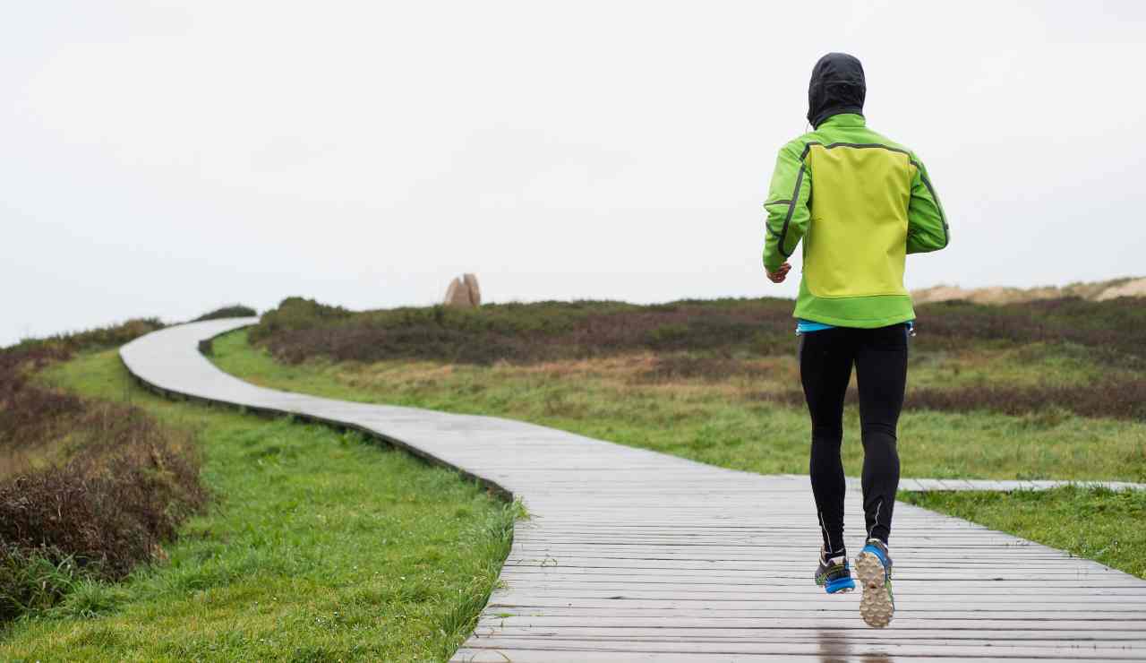 Una persona che corre con la pioggia (Depositphotos)