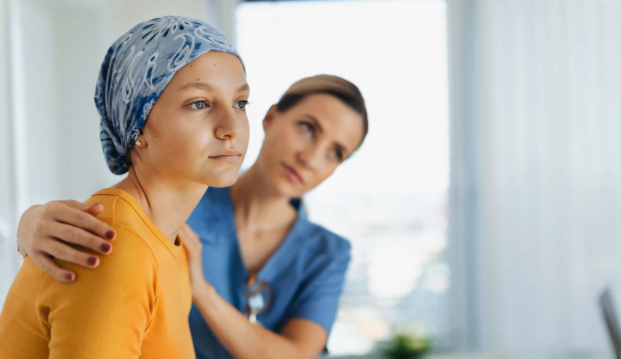 Una ragazza malata di cancro durante una visita (Depositphotos)